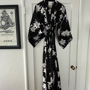 Black and White Lily Print Kimono